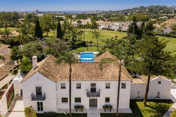 Villa de lujo frente al golf, seis dormitorios en Marbella