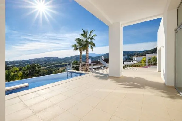 Contemporary villa with sea views