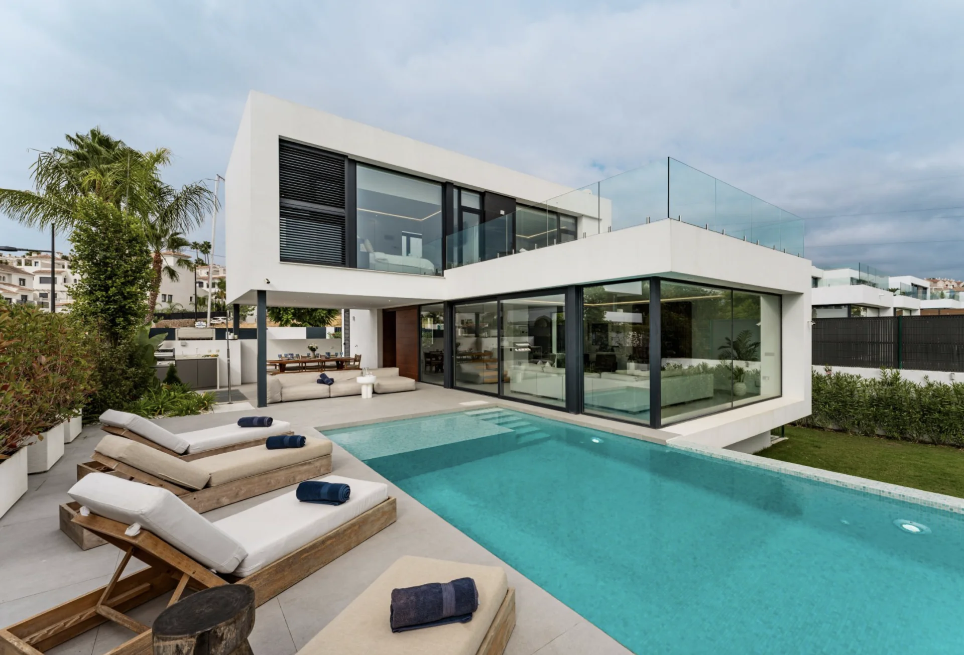 Villa moderna en Marbella con cinco dormitorios