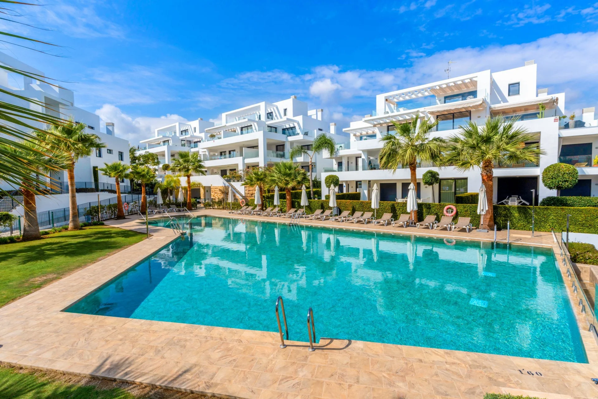 Estepona apartment with terrace and pool