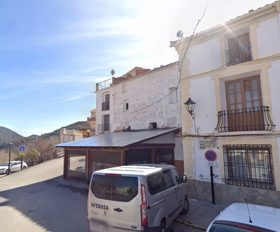 Central Bogarra building, 700 m²