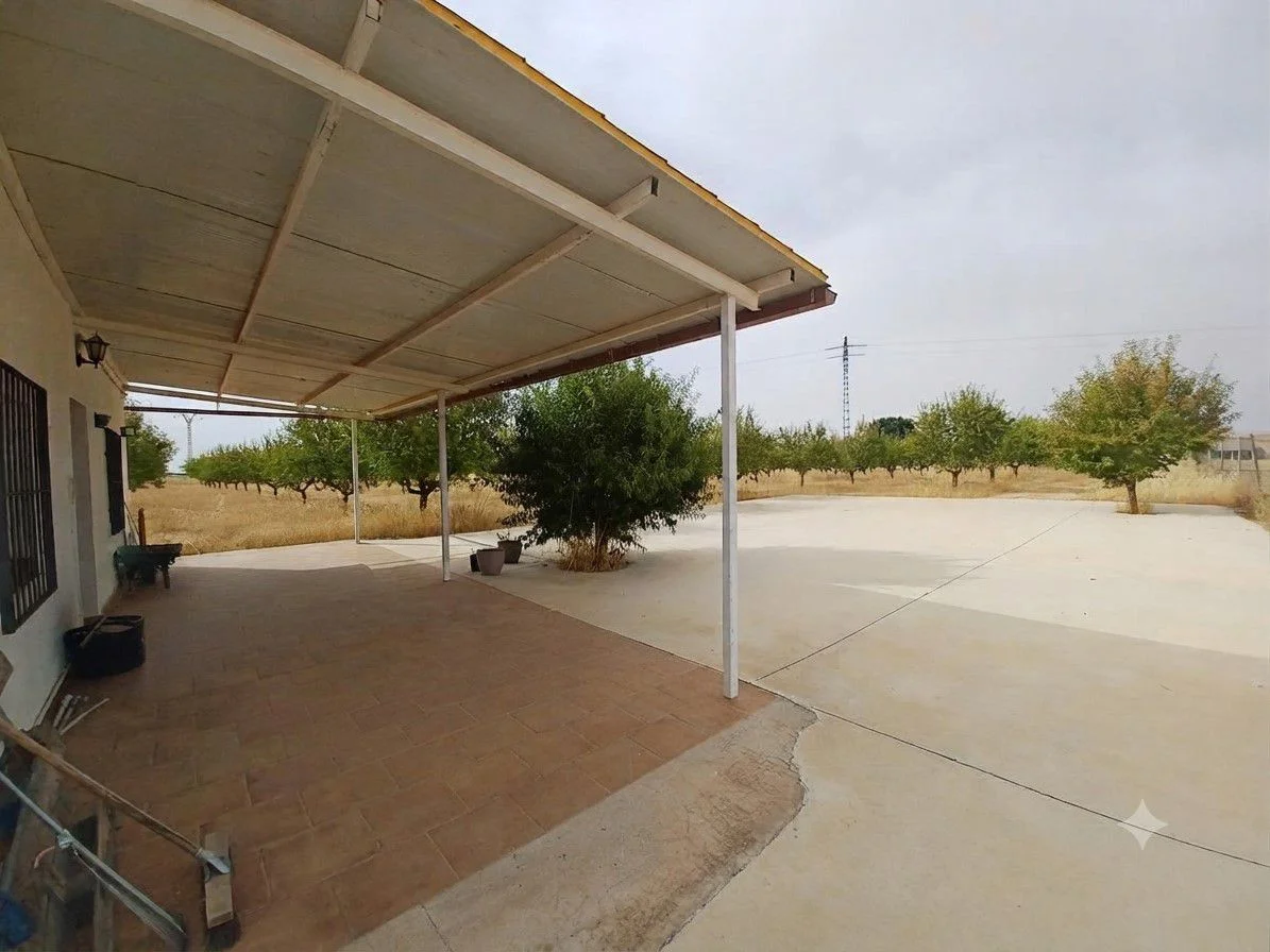 Finca rústica de almendros con vivienda