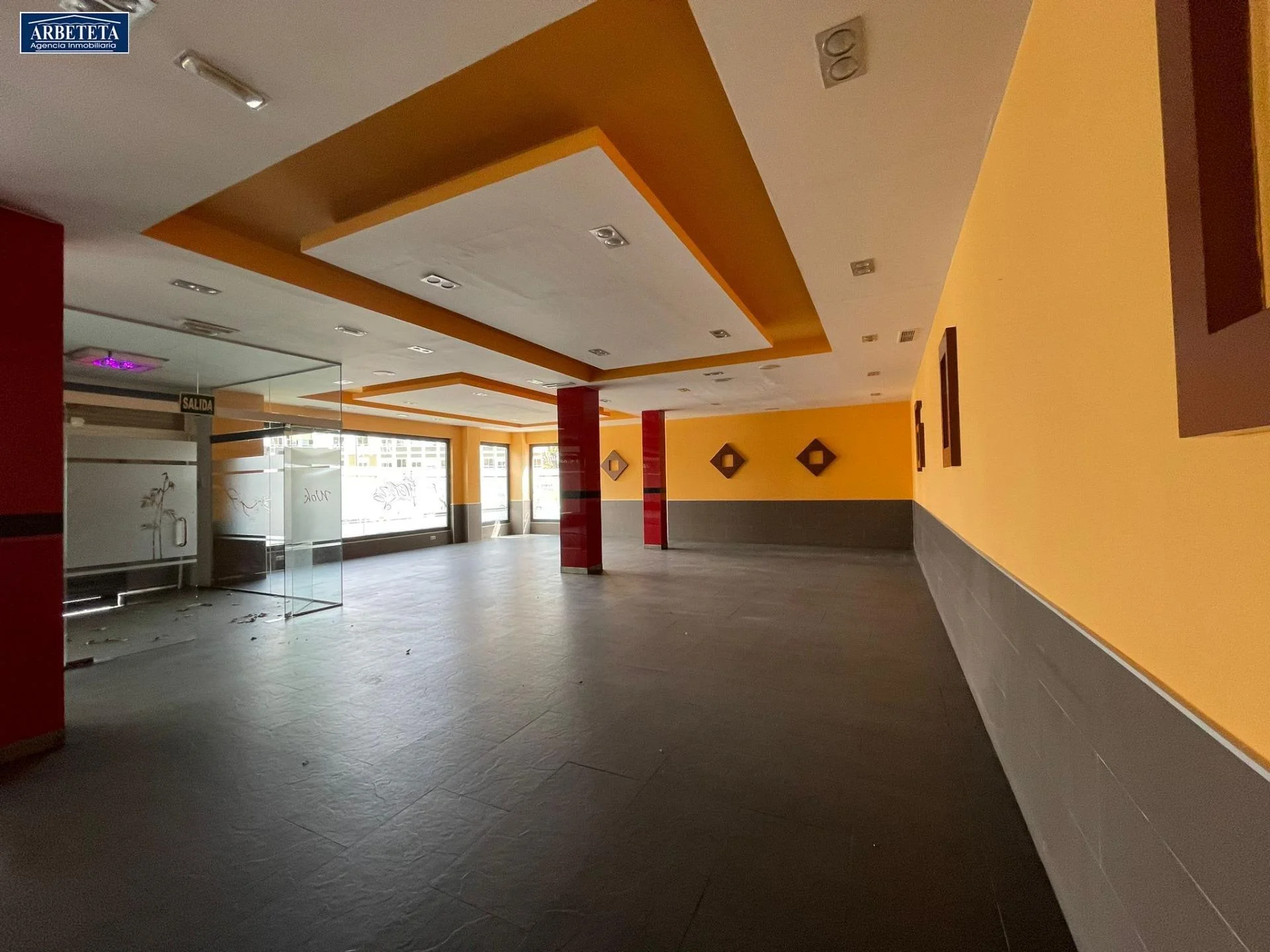 Local comercial esquinero de 731 m² en Guadalajara