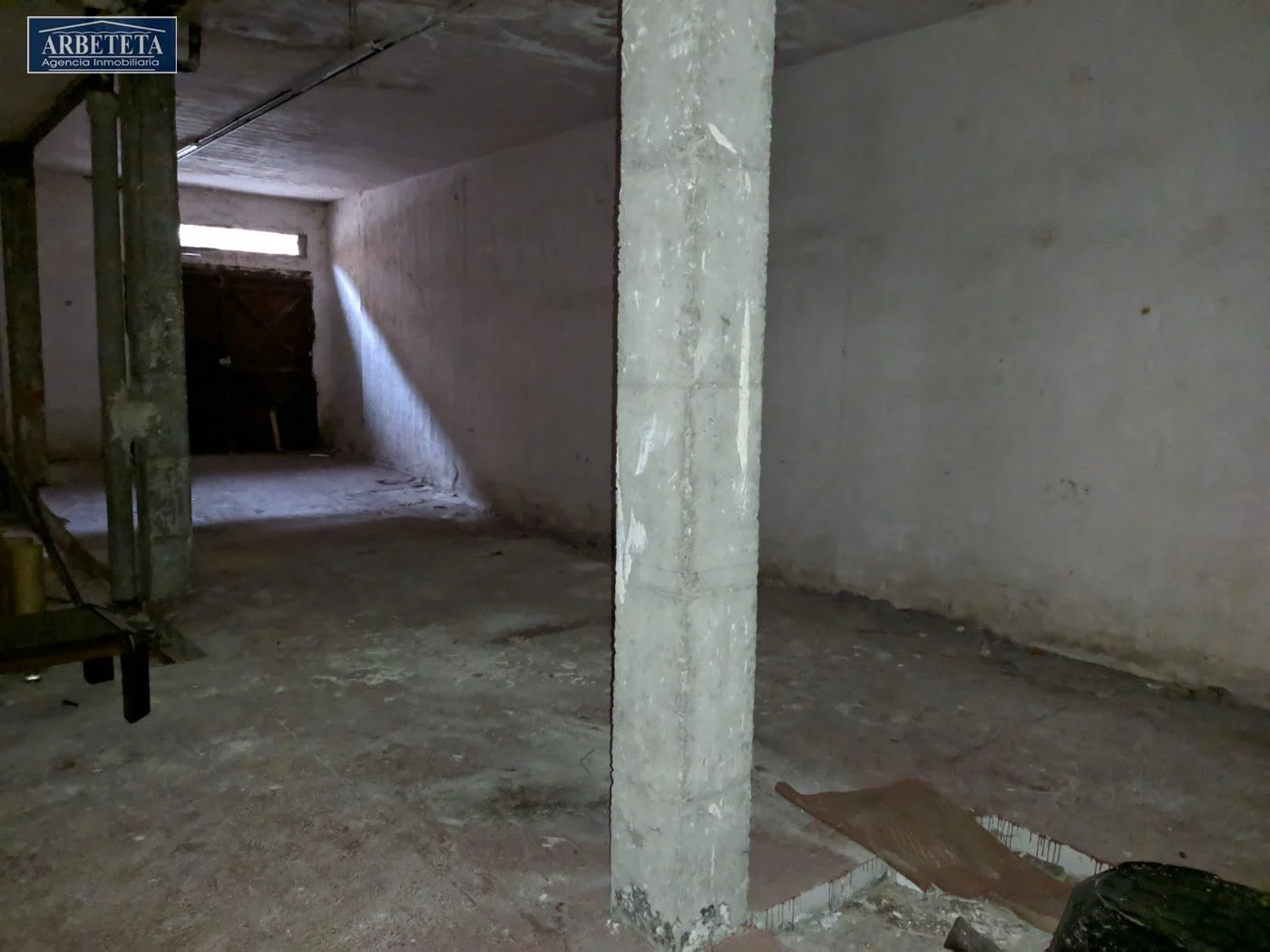 Central Guadalajara garage-ready commercial unit
