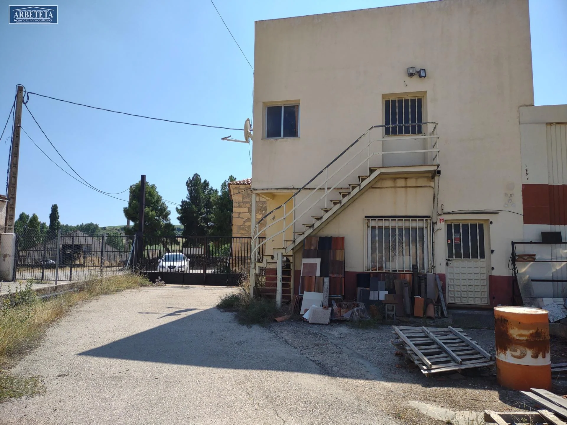 Industrial nave with 1,851 m² plot