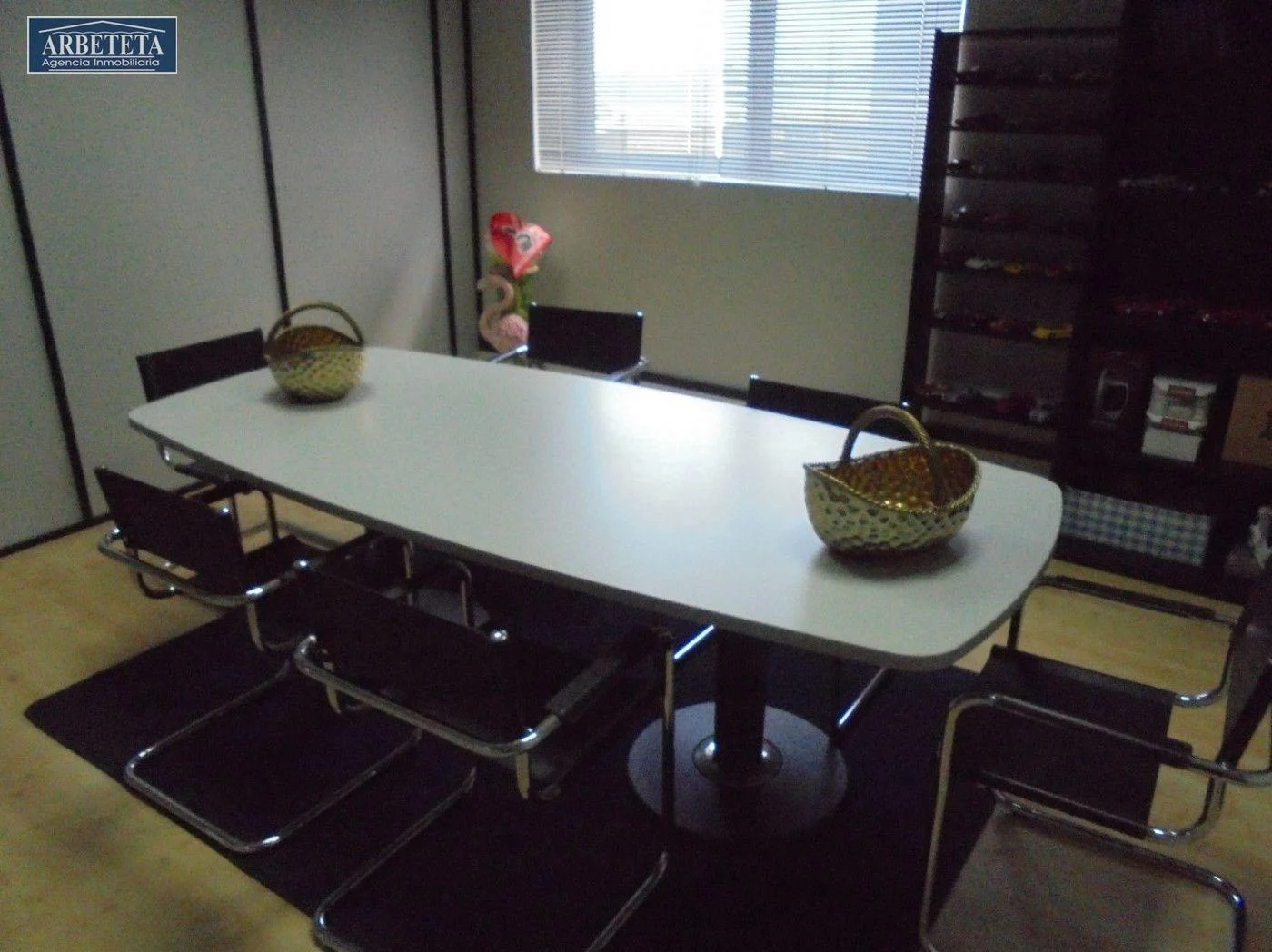Furnished office with four parking spaces