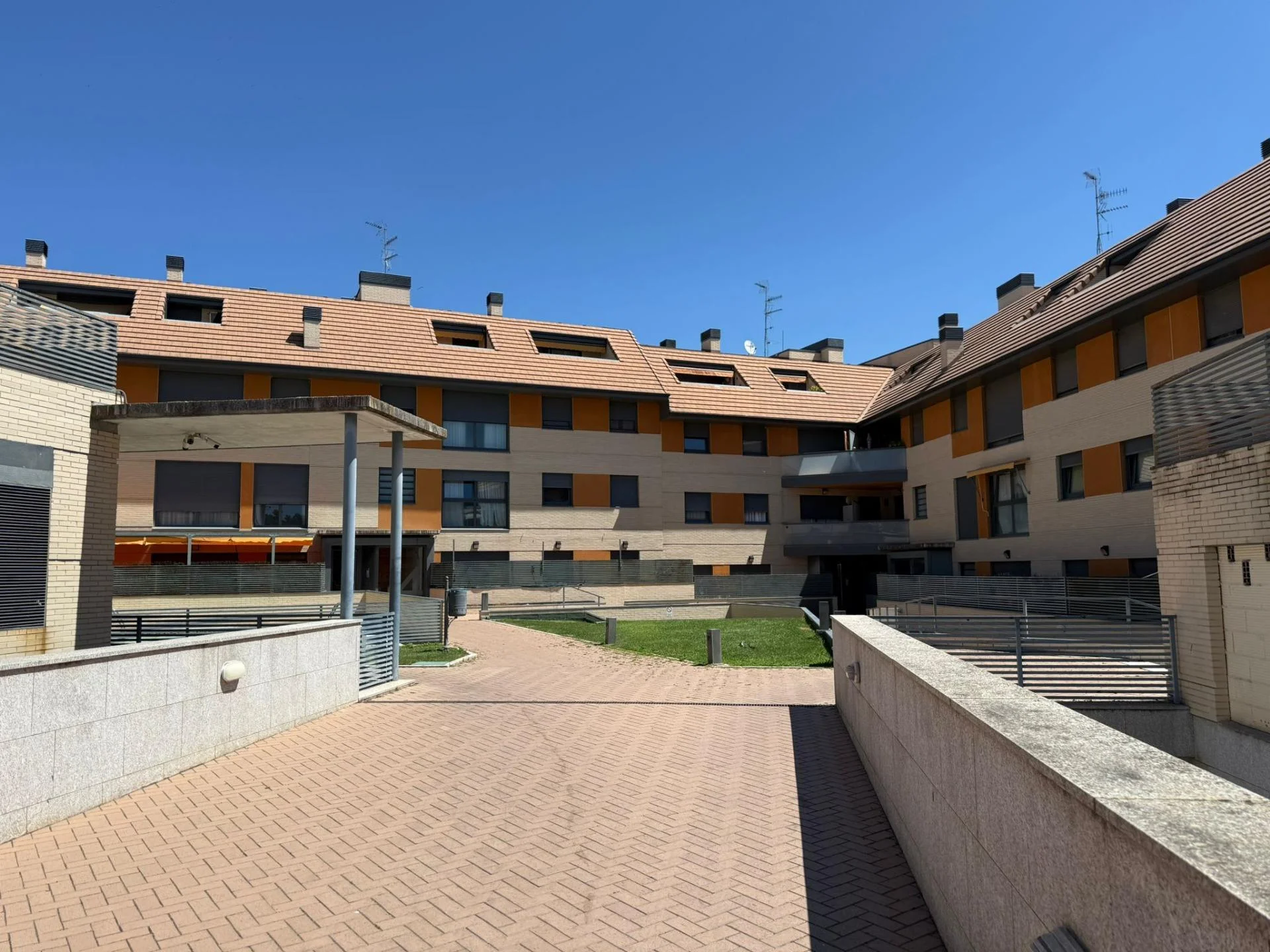 One-bedroom apartment with communal pool