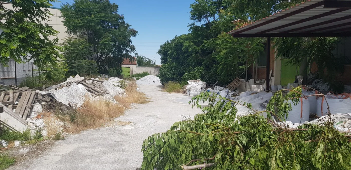Industrial plot with 500 m² warehouse