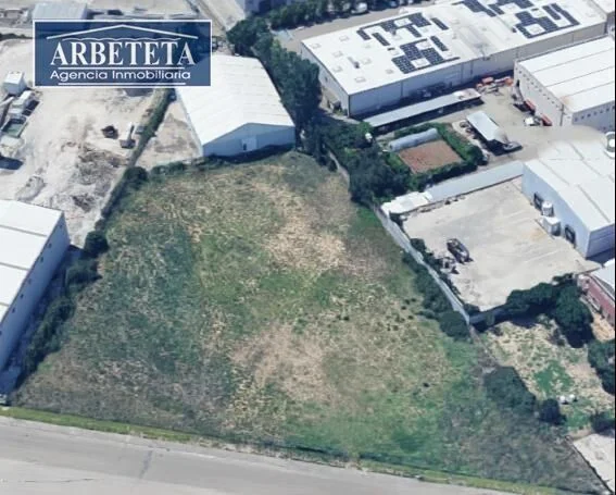 Industrial plot with 906 m² warehouse