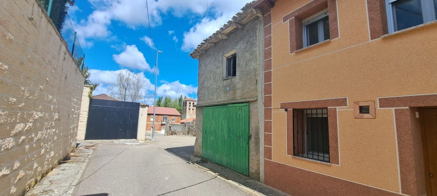 Terreno urbano cubierto con doble acceso