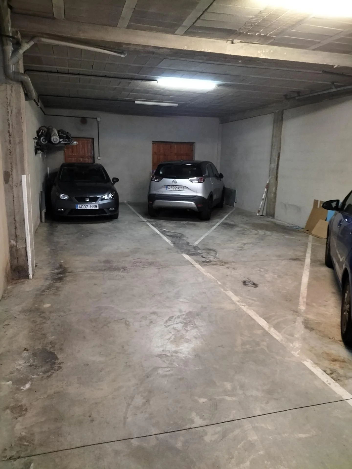 Garaje con patio y potencial residencial
