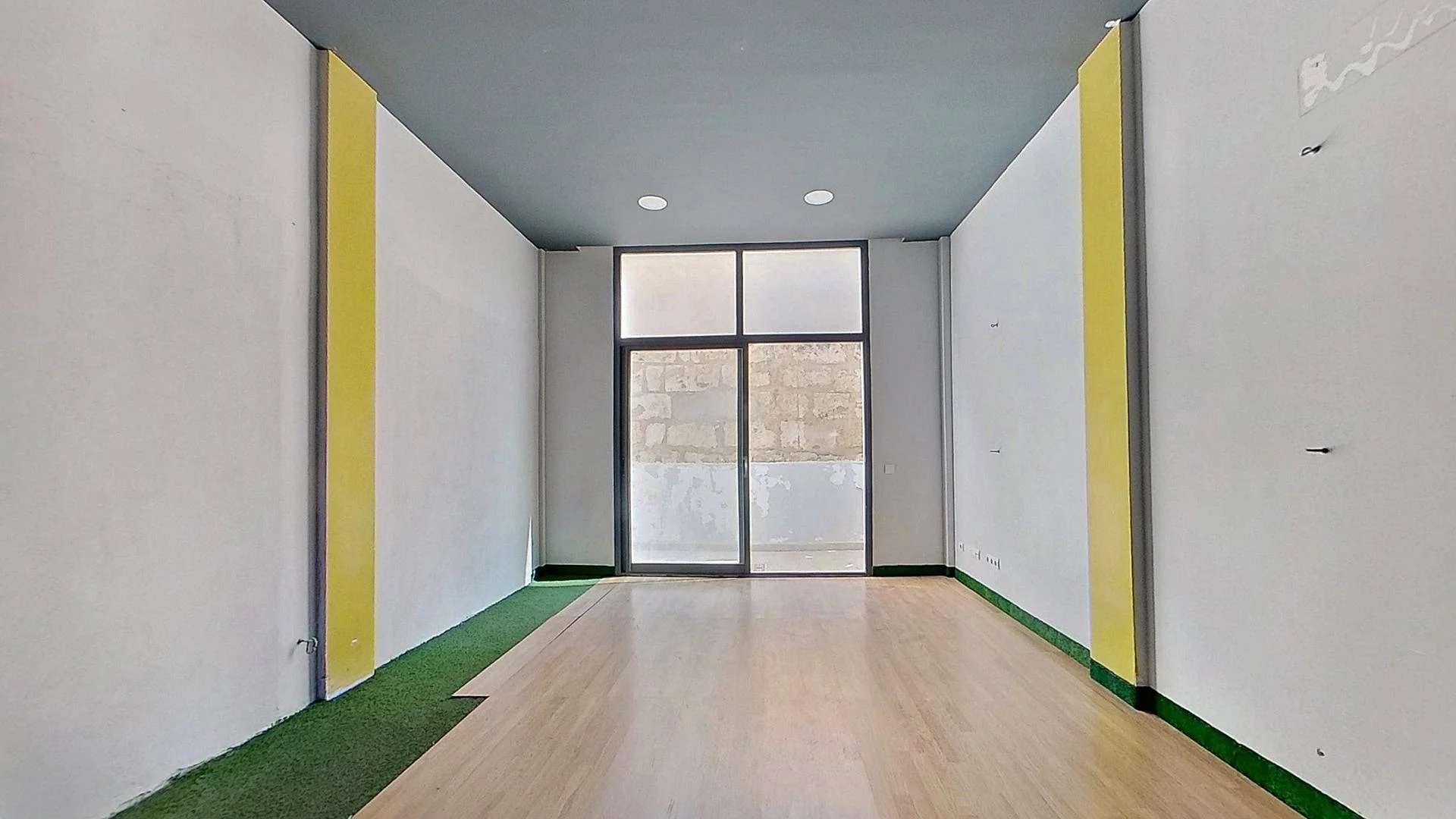Street-front Inca commercial unit with patio