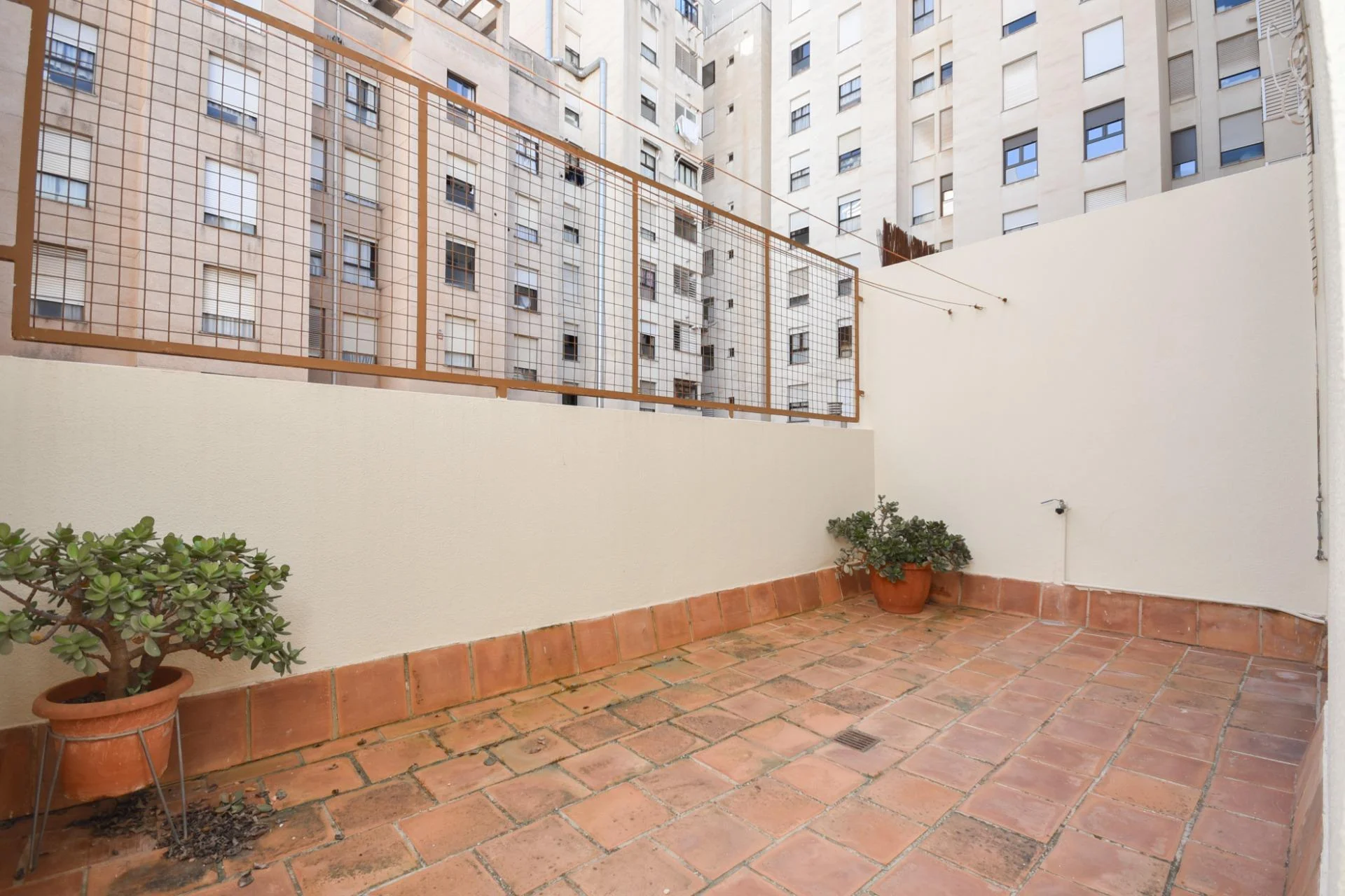 Good-condition flat with dual terraces