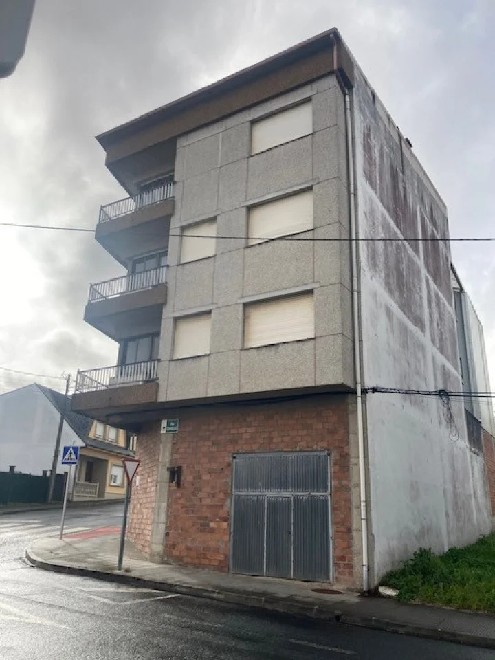 Edificio de tres pisos, 12 dormitorios