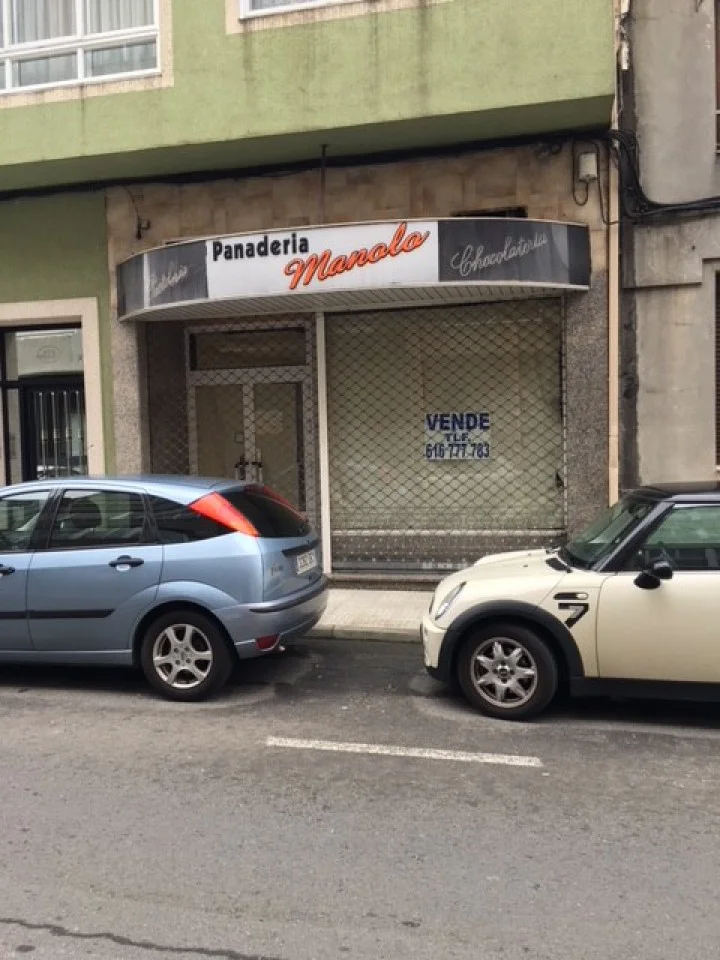 Central commercial unit with storefront