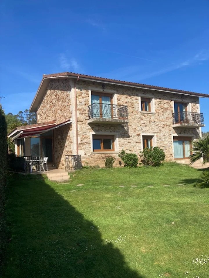 Stone chalet in Carballo, 285 m²