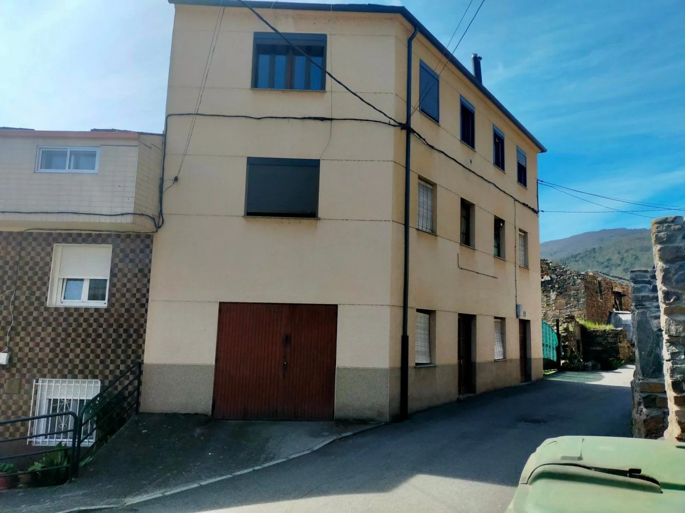 Edificio de tres plantas con dos pisos
