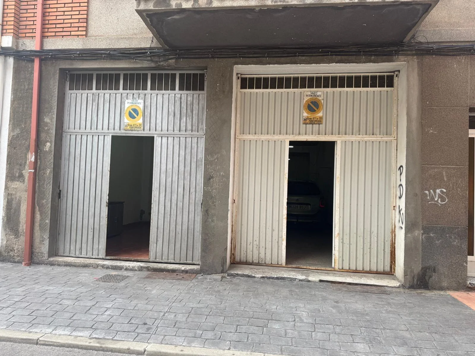 Three-space garage in Flores del Sil