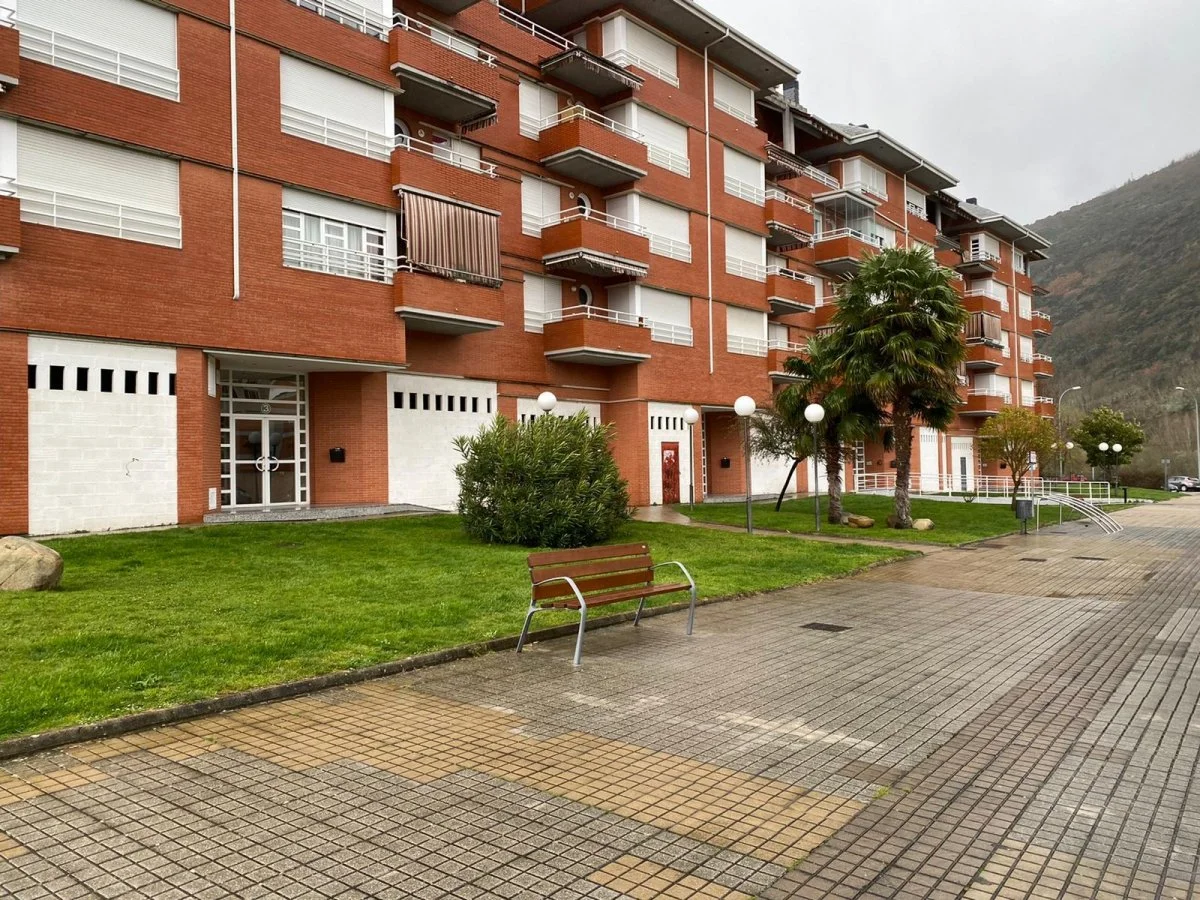 Ground-floor commercial unit, 326 m²