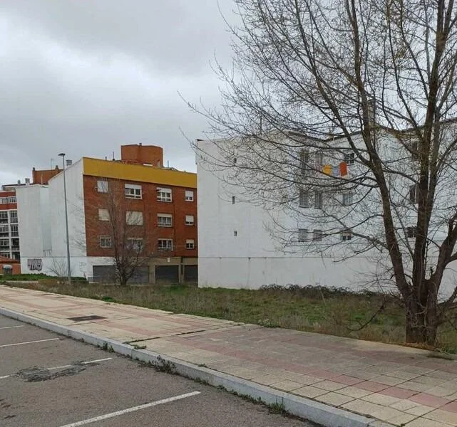 Developable plot with 1,798 m² buildability