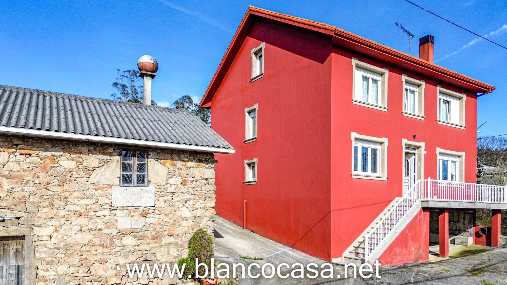Two-house estate with 1,800 m² land