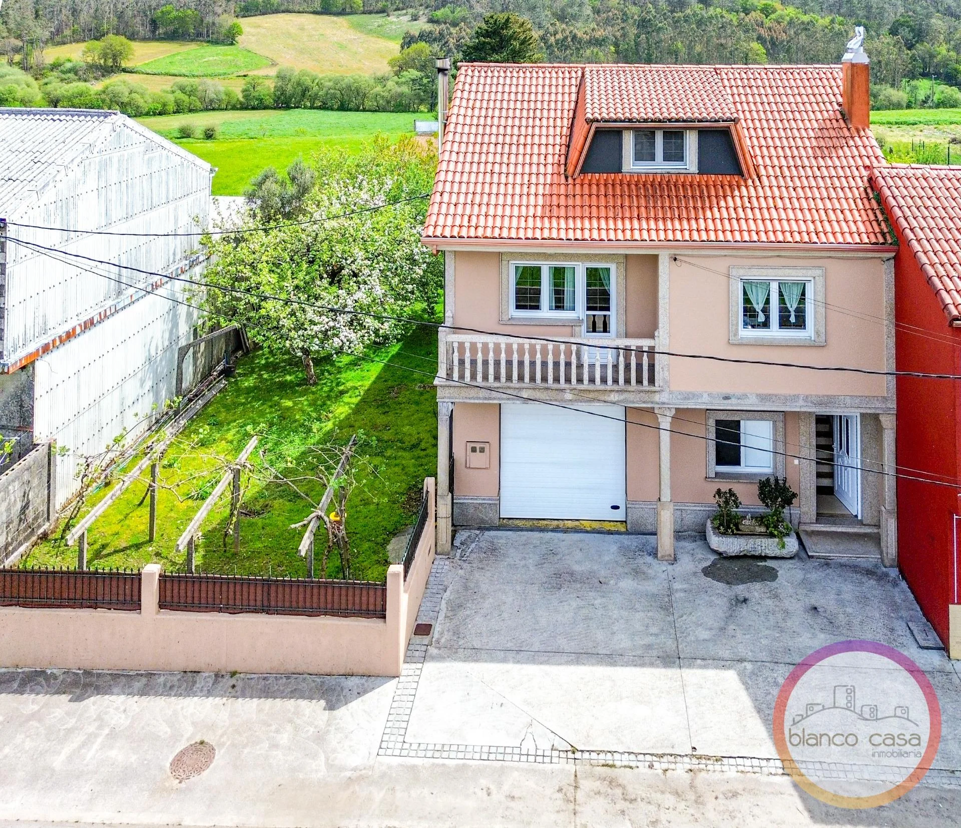 Large five-bedroom house with land