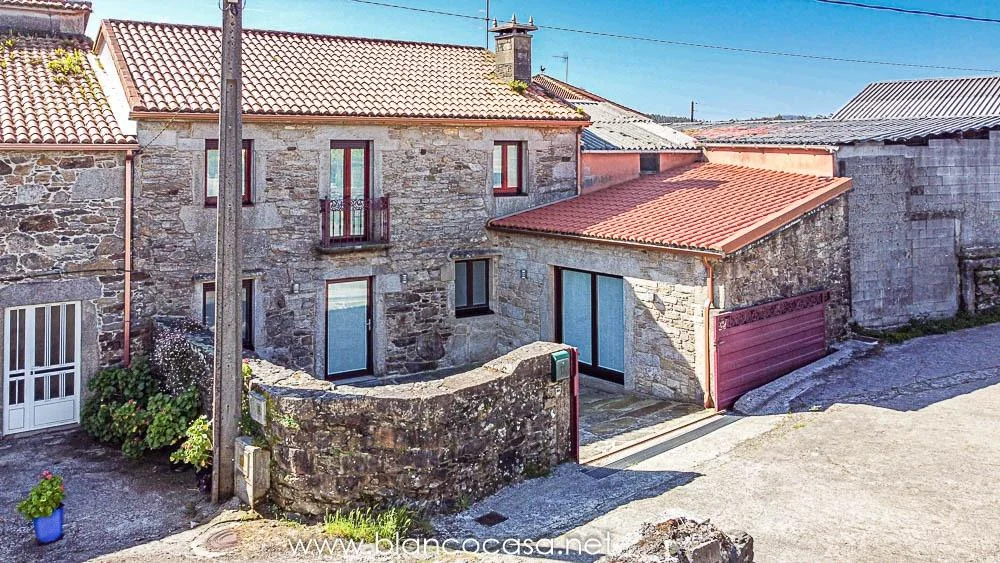 Renovated stone house near Vimianzo