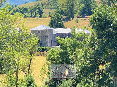 Casa palacio en Babia con gran terreno