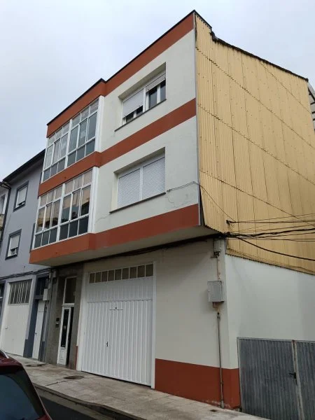 Edificio en buen estado con parcela de 300 m²