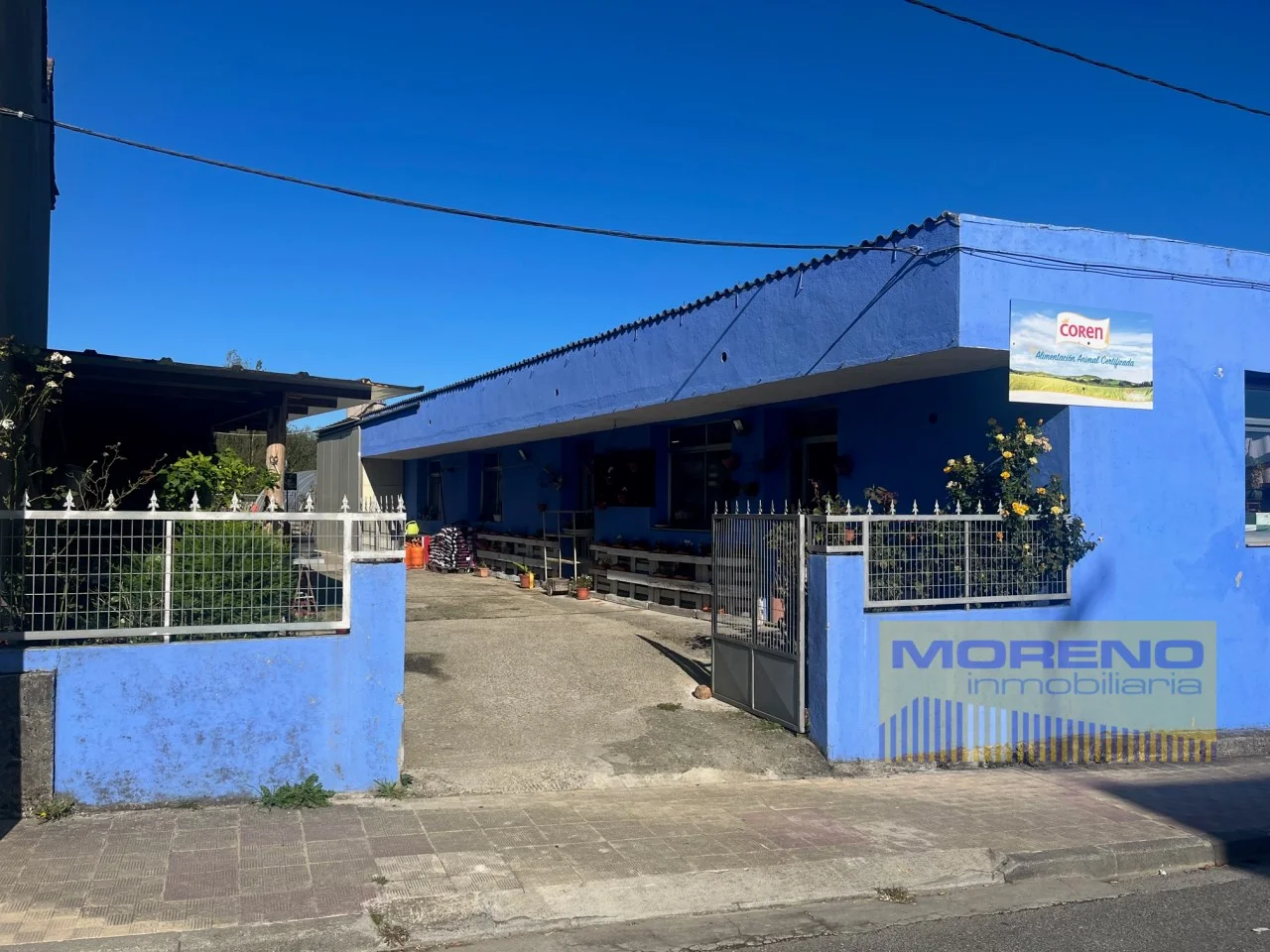 Commercial premises with attached land