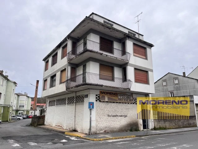 Edificio céntrico en Sarria con gran parcela