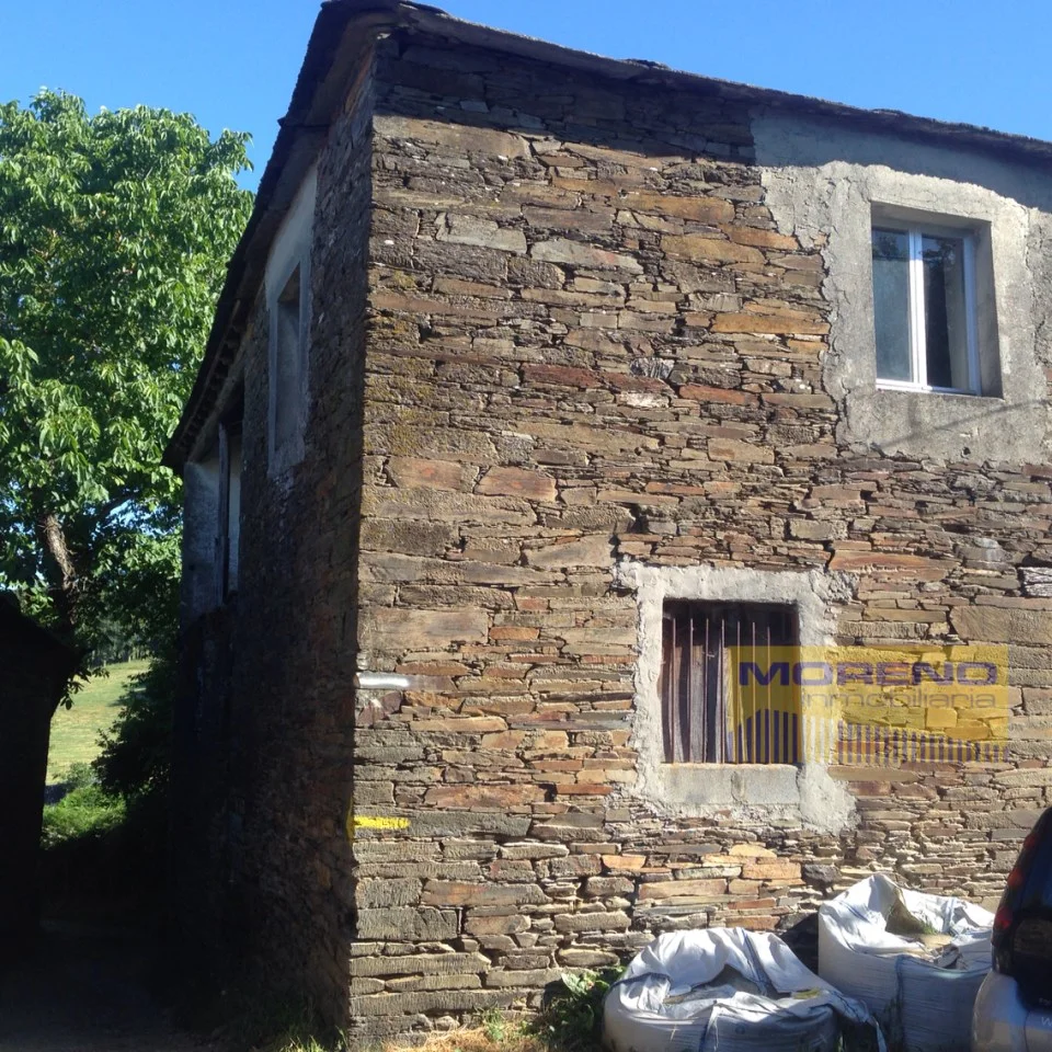 Stone house with 3,050 m² land
