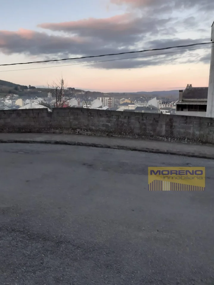 Solar urbano en el casco histórico de Sarria