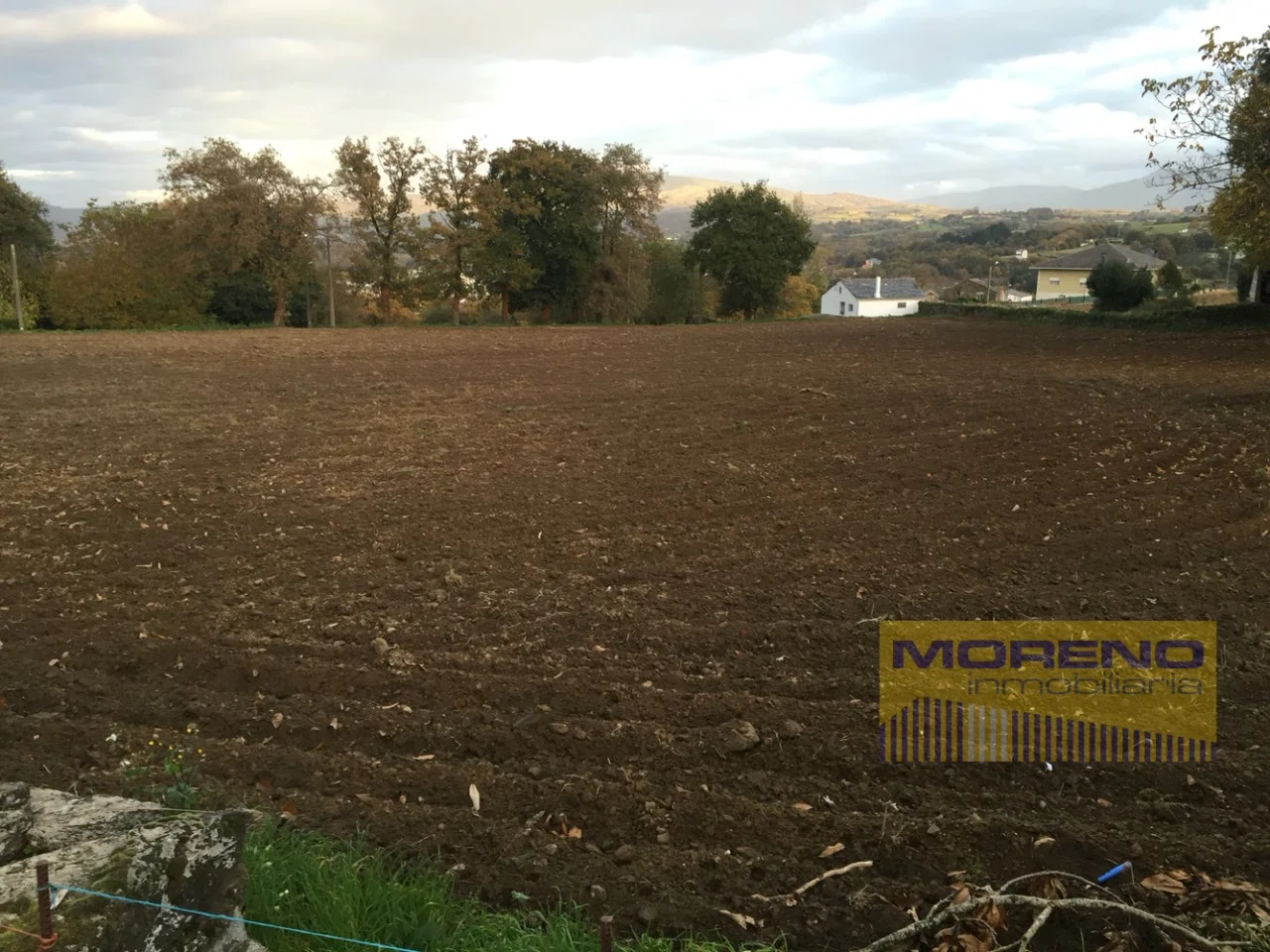 Finca rústica en Sarria, 4.976 m² y fachada a carretera