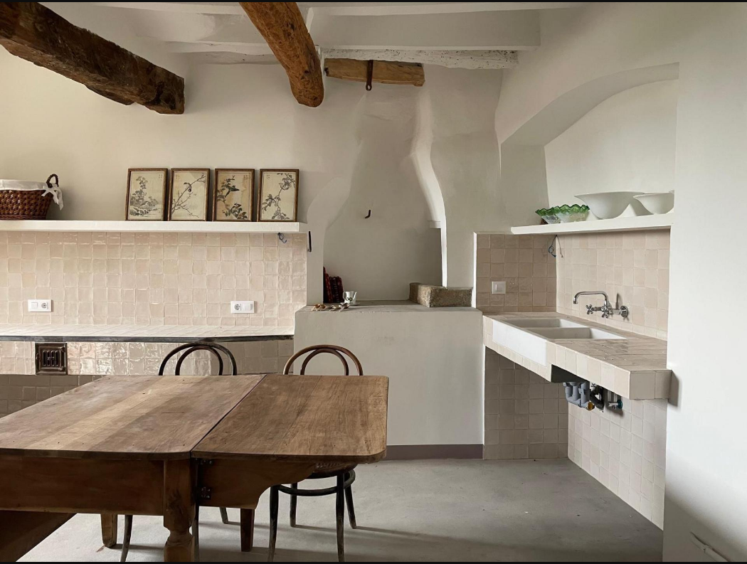 Large six-bedroom property in Biure