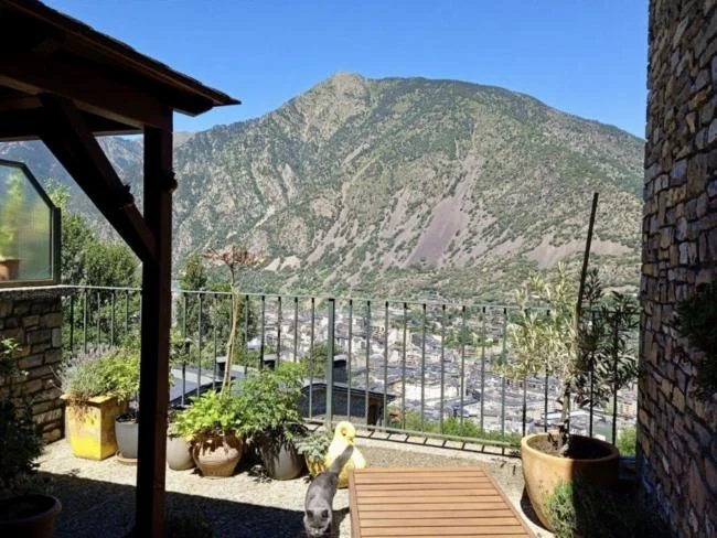 Casa adosada bien conservada con vistas al valle