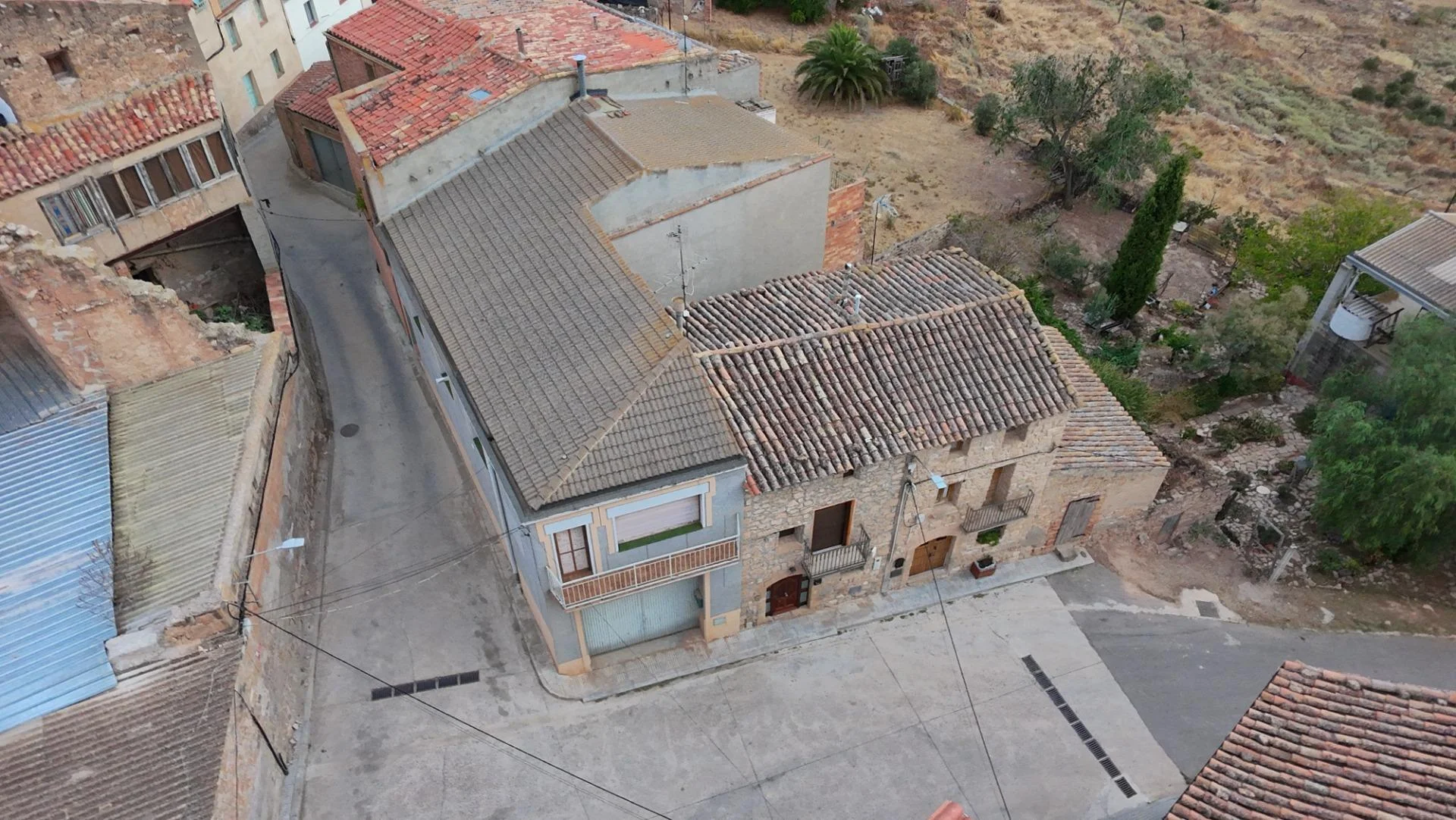 Casa de pueblo con almacén y espacio de trabajo