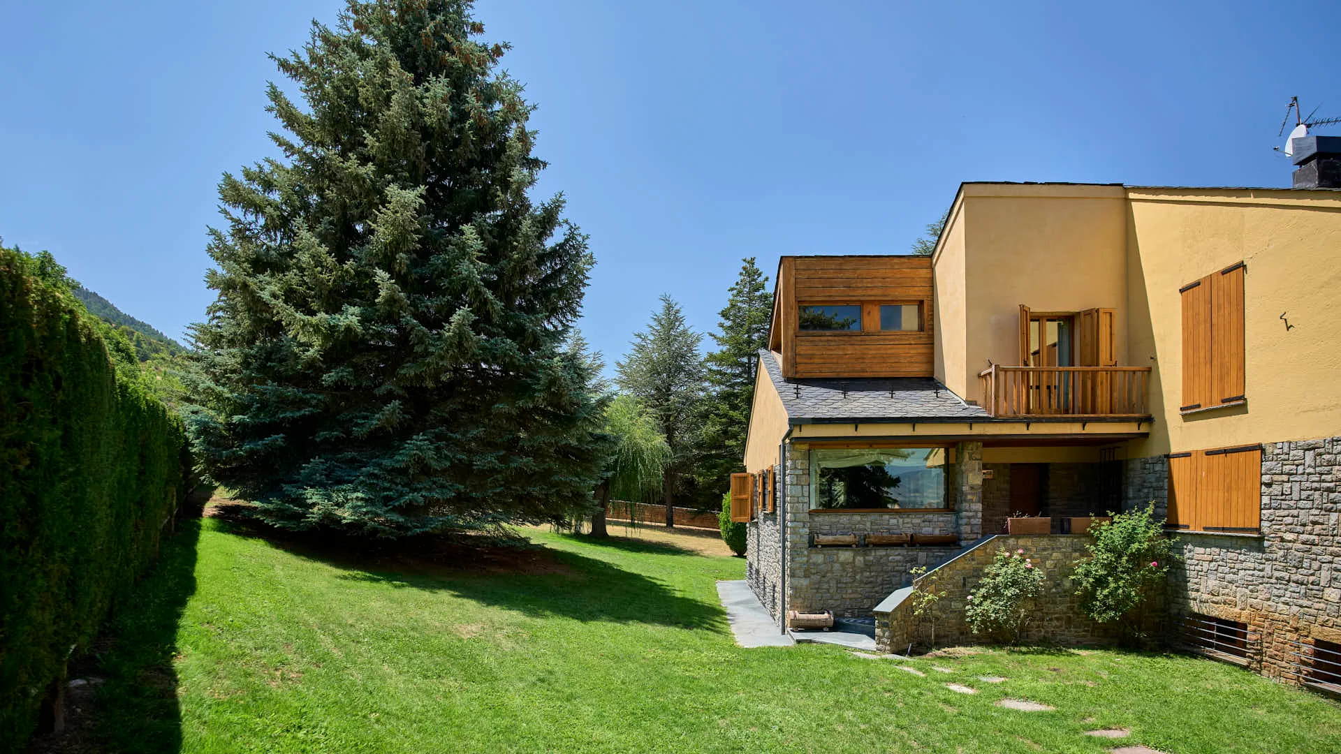 Renovated six-bedroom house in Alp