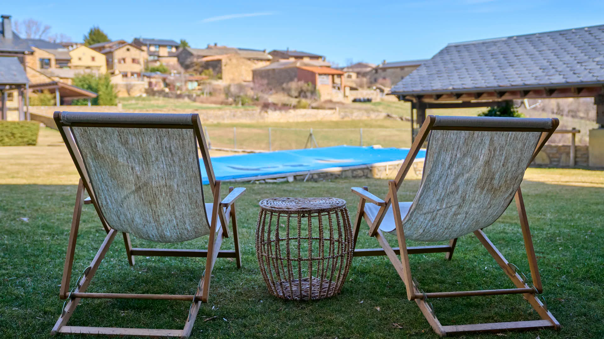 Casa adosada esquinera con piscina comunitaria