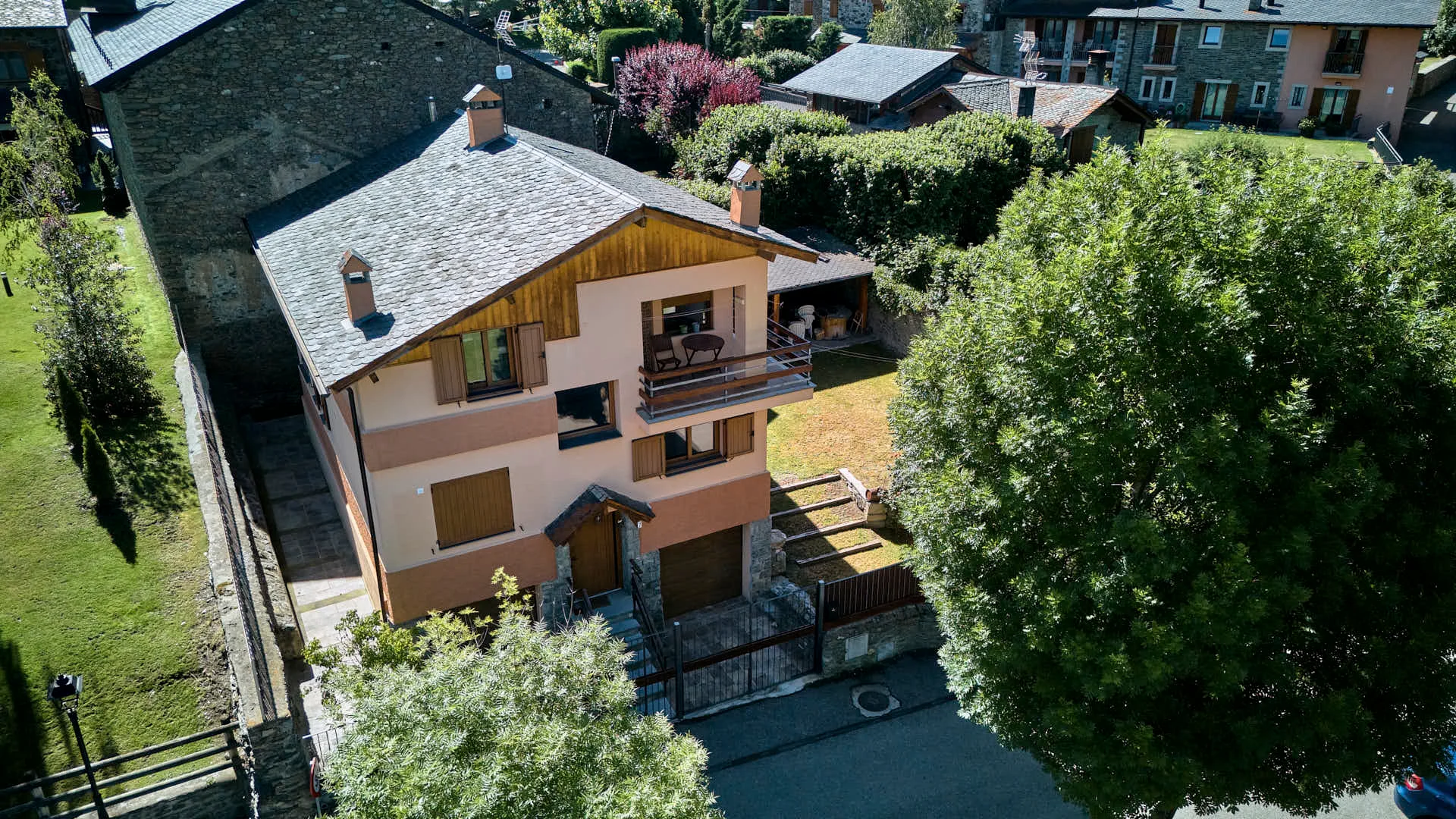 Casa versátil de cinco habitaciones con jardín