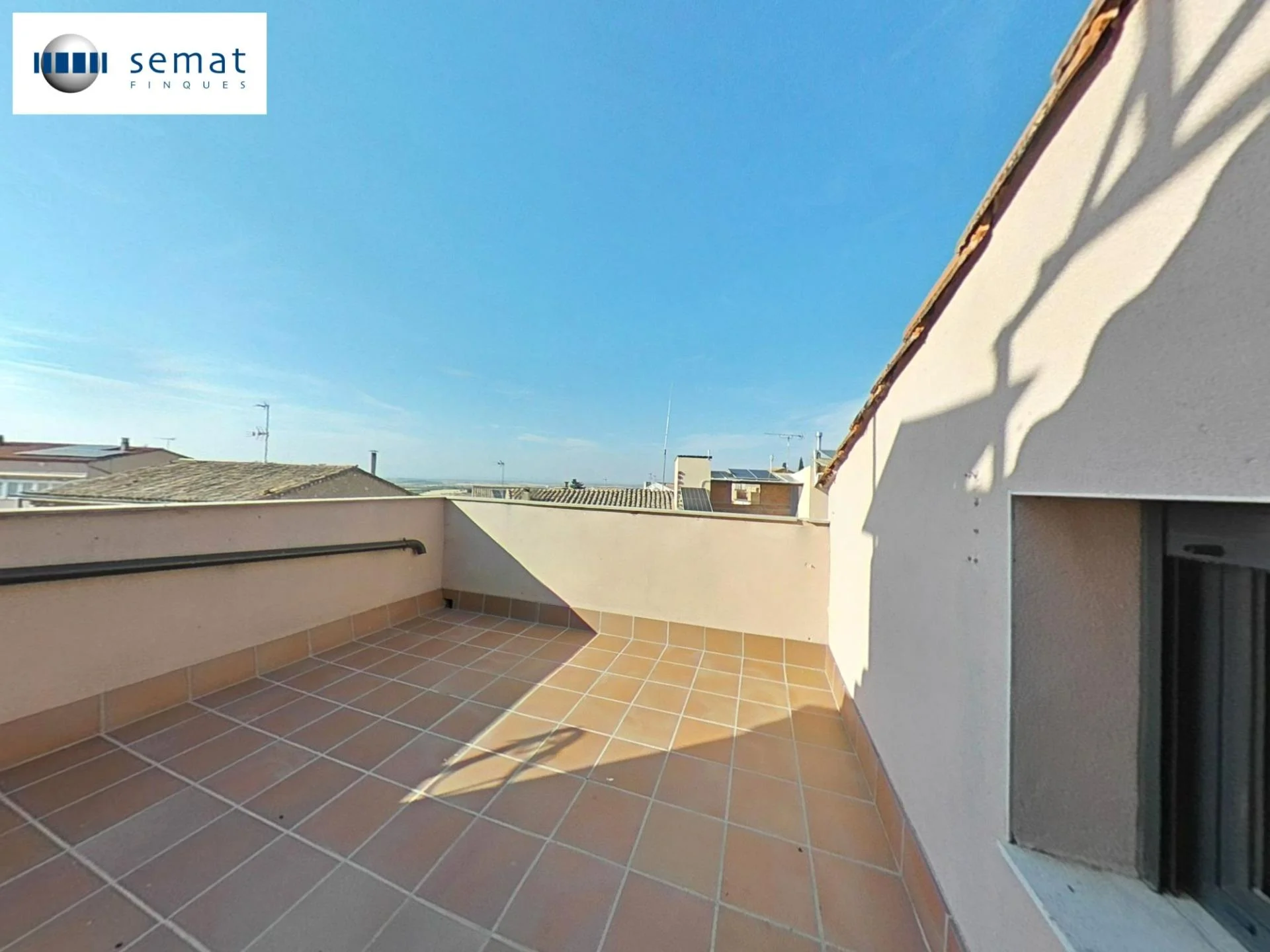 Three-bedroom four-level townhouse with terrace