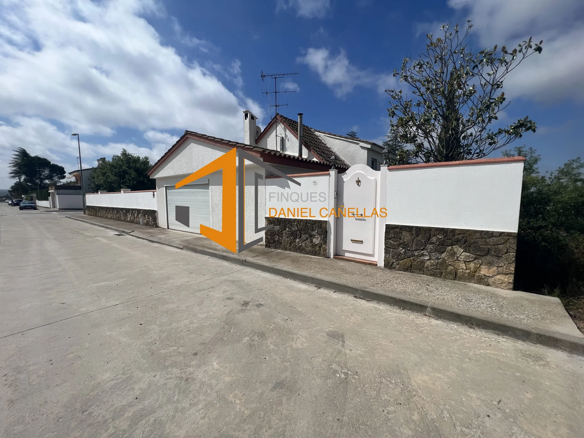Large chalet near Parc Sant Eloi