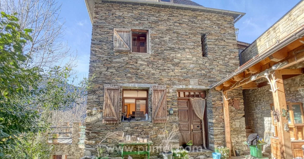 Rehabilitated Pyrenean house, five bedrooms