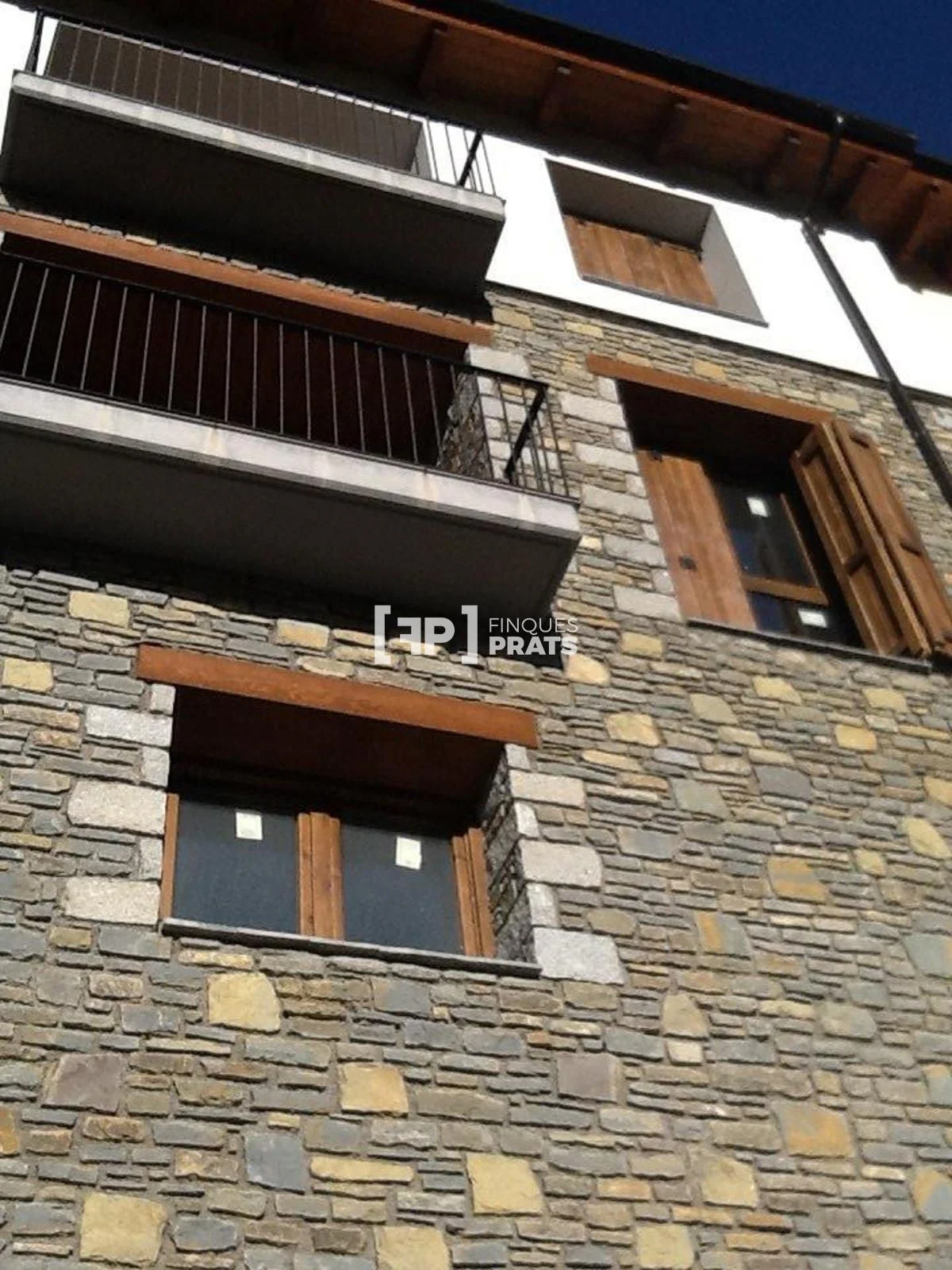 Edificio pirenaico con siete viviendas