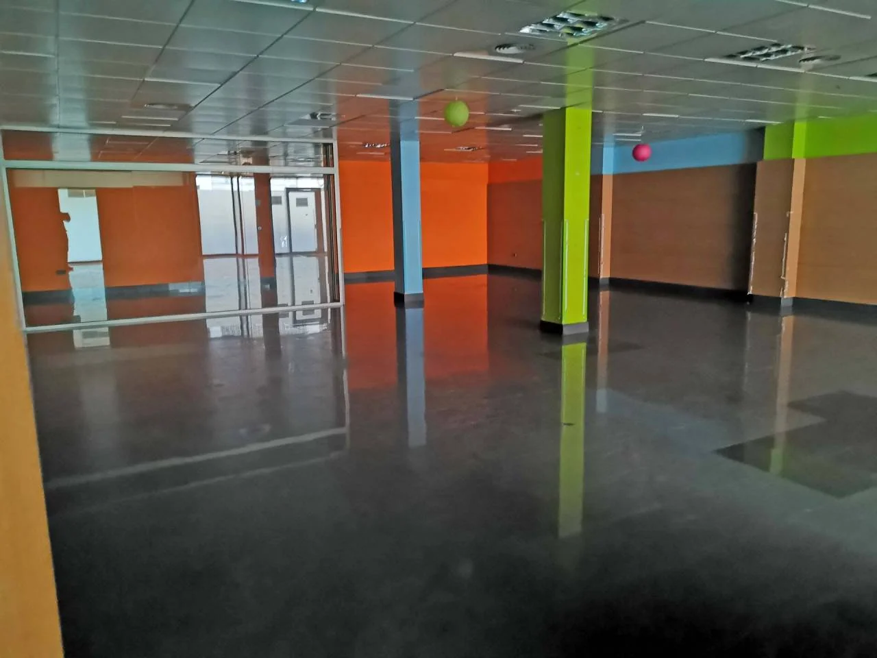 Street-level commercial unit, 250 m²