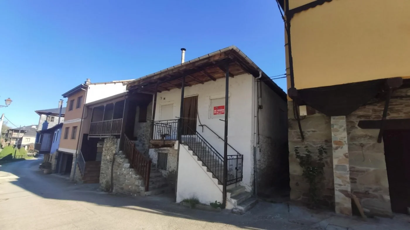 Village house with annex and renovation upside