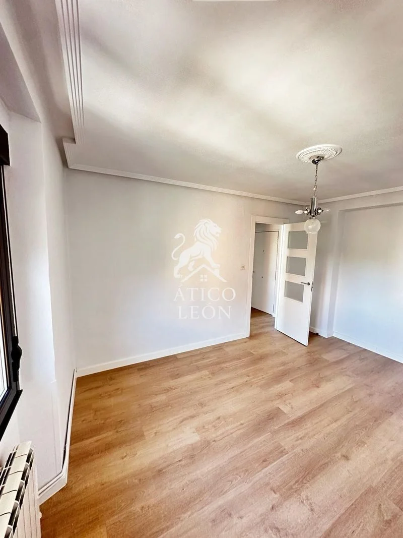 Piso leonés semireformado, 4 habitaciones