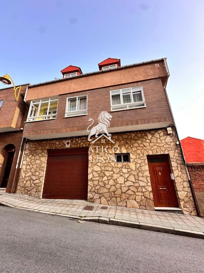 Chalet de tres plantas con dos viviendas