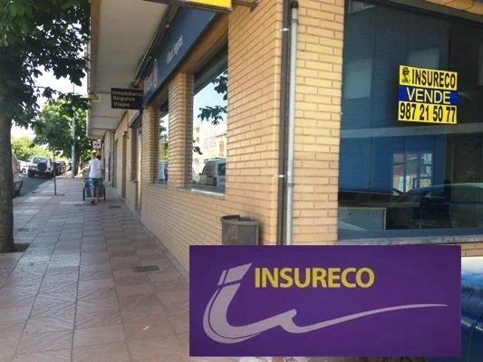 Oficina a pie de calle con tres despachos