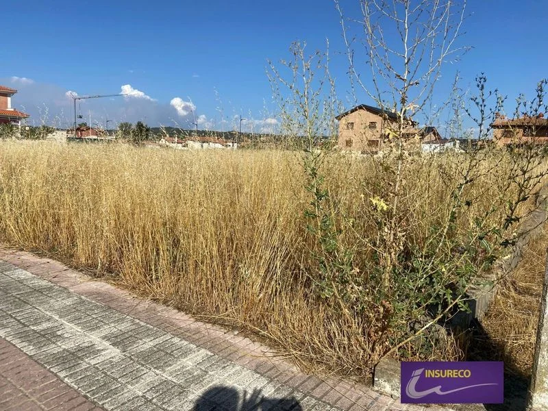 Urban plot with three-storey potential